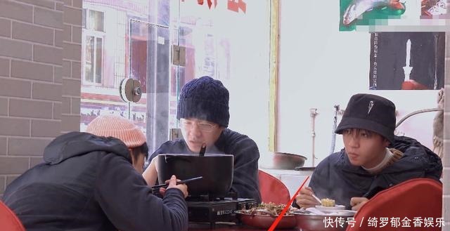 弹幕|王俊凯刘昊然董子健下馆子,处理剩菜的方式,让弹幕都开始沸腾了