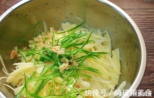 家人|香辣补钙的早餐饼,营养好吃,家人隔三差五就喊馋,一盘瞬间吃光