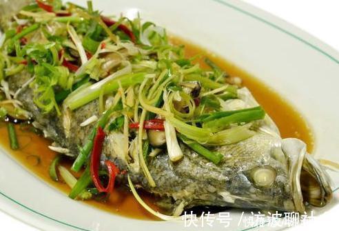 清蒸鱼，开水上锅蒸还是冷水很多人做错了，难怪鱼肉不鲜嫩