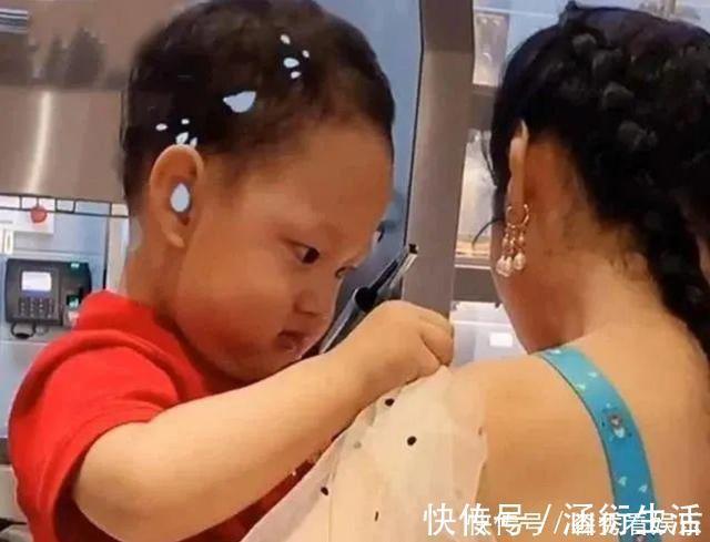 保守娃|“露背装”妈妈抱“保守娃”出门，宝宝不停扯妈妈衣服，让人笑翻