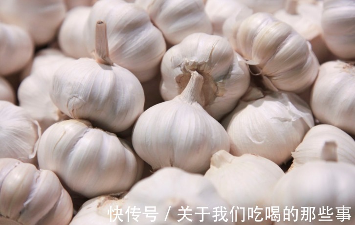 才知道大蒜保存很简单，放半年也新鲜，不霉不瘪不长芽，太实用了