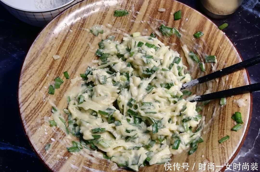 土豆丝饼,只要刷牙洗脸的时间,便能成就早餐