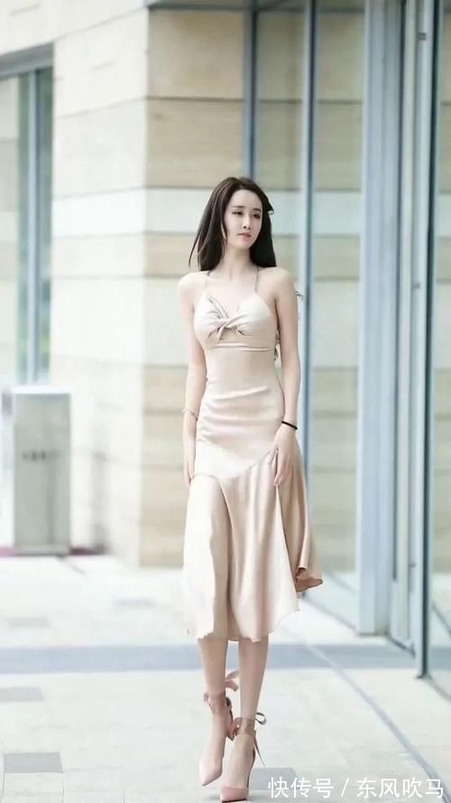 小姐姐 温柔淑女的小姐姐，穿一件杏色吊带裙，肤白似雪惹人爱