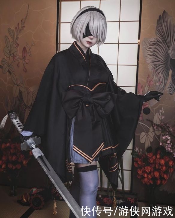 国外美女COS《尼尔》和服2B 手持白之契约唯美霸气
