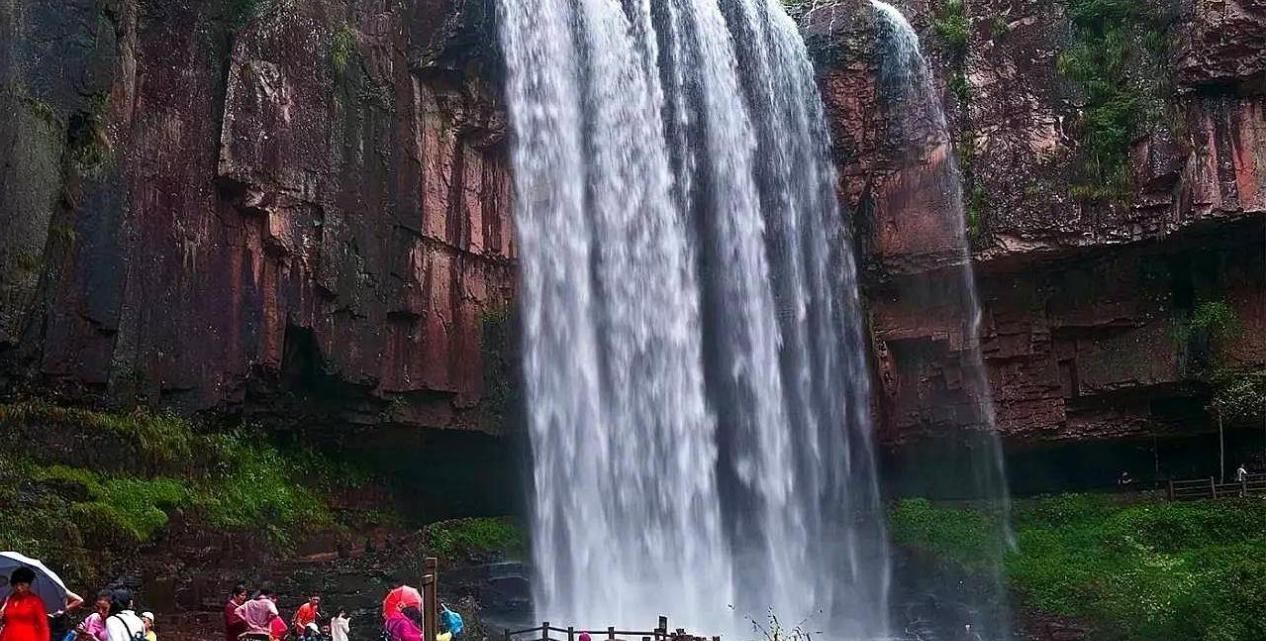 中华|现实中的“水帘洞”，可以和它零距离接触，还是中华第一高瀑