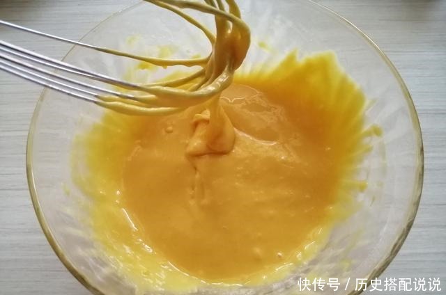 这蛋糕不回缩不开裂,细腻松软,蛋香浓郁,4种食材就可以做出来