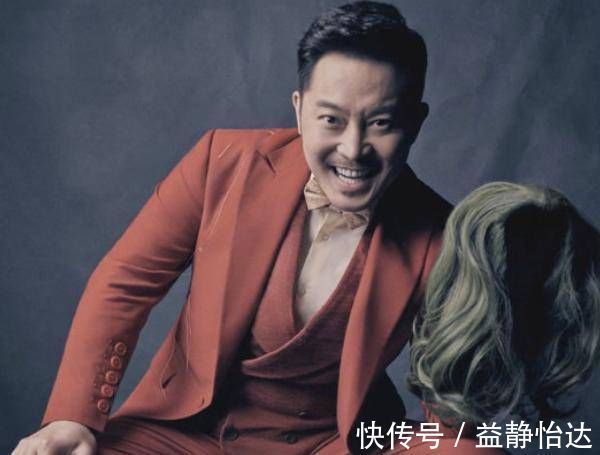 档综艺节目|跑男集体拍杂志封面，唯独蔡徐坤跟大家不一样，名牌鞋子踩在脚底