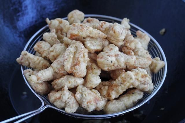 花三块钱买了一块鸡胸，满满当当做一大盘，酸甜焦脆好吃到吮手指