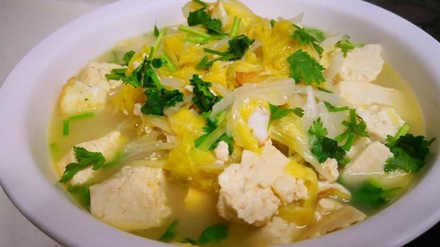 白菜炖豆腐怎么做才好吃?原来诀窍在这里,一次炖一锅,太香了