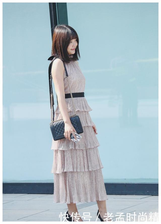 展现|多层连衣裙搭配高跟鞋,完美展现曼妙身姿,散发着成熟优雅的气质