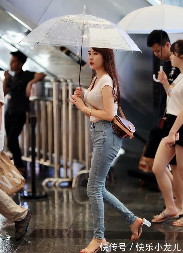 搭配 白色T恤搭配牛仔裤,穿出年轻的减龄感,展现知性美