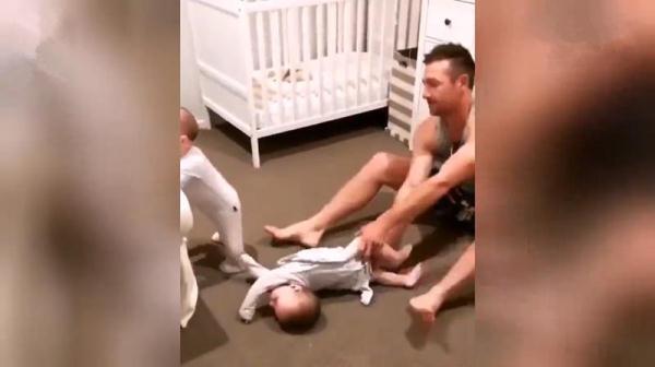 新手|新晋奶爸为俩娃穿衣火了,被网友纷纷调侃:两只手抓不过来要急死