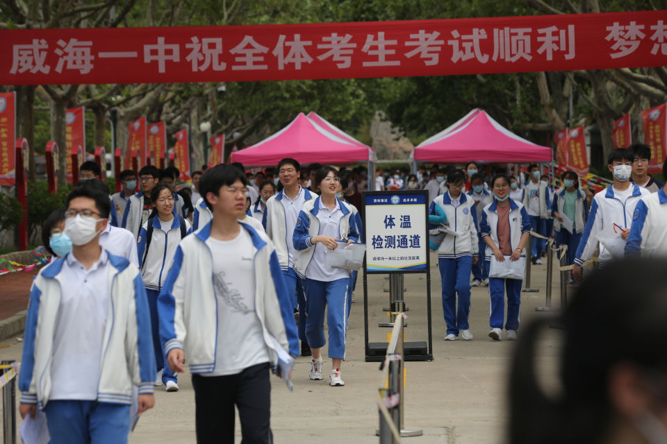 考场|直击高考｜高考第一天上午，威海考生轻松出考场