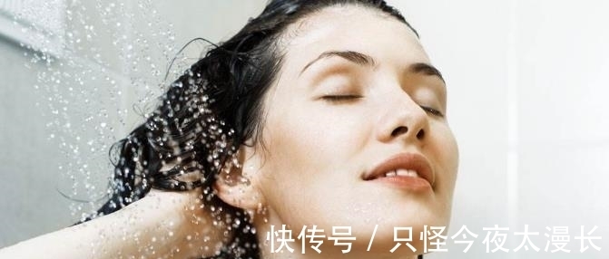 尿道|很多女性洗澡时，为什么喜欢站着尿尿？说出原因，很多人都害羞