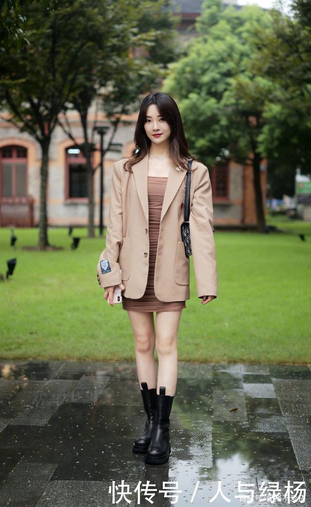 入秋后，尽量少穿裤子，今年流行“西装+裙子”，时髦又有范！