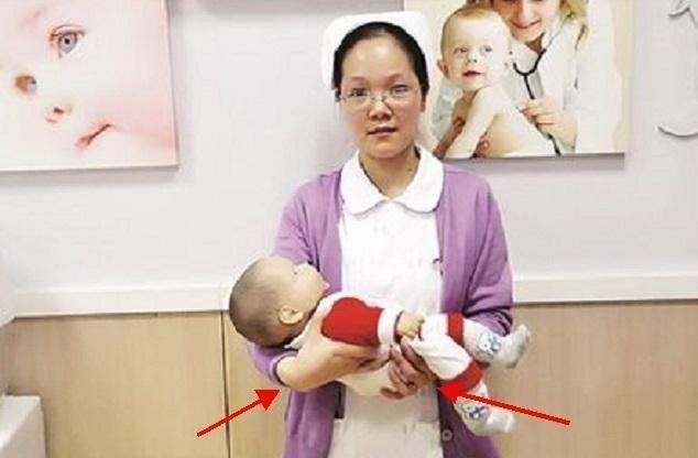 爸爸妈妈|别这样抱孩子了,伤了宝宝脊柱你还不知道,附不同月份的正确抱法