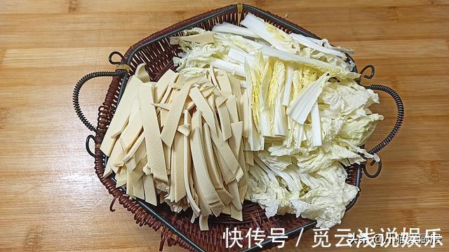 做法|白菜炖干豆腐这样做才好吃,做法简单,经济实惠,好吃又下饭