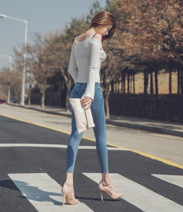 充满|气质美女玩街拍,穿T恤搭一条时尚的紧身牛仔裤,充满青春时尚感