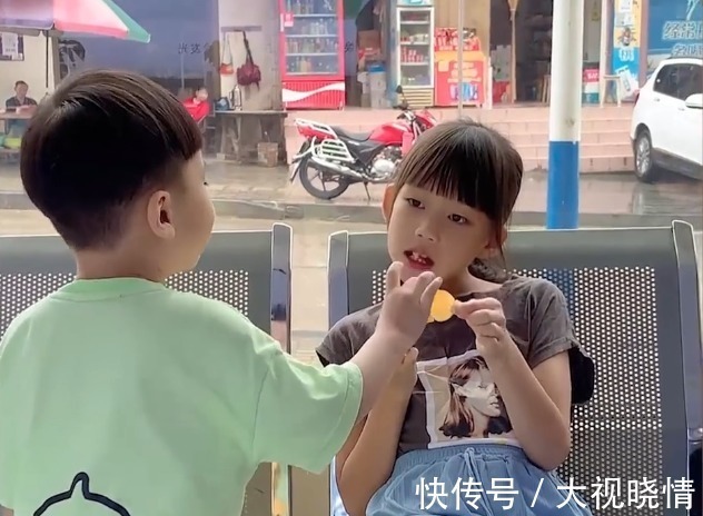 薯片|嘴巴抹蜜!弟弟为讨口吃的,不停喊姐姐美女,把姐姐哄得直迷糊