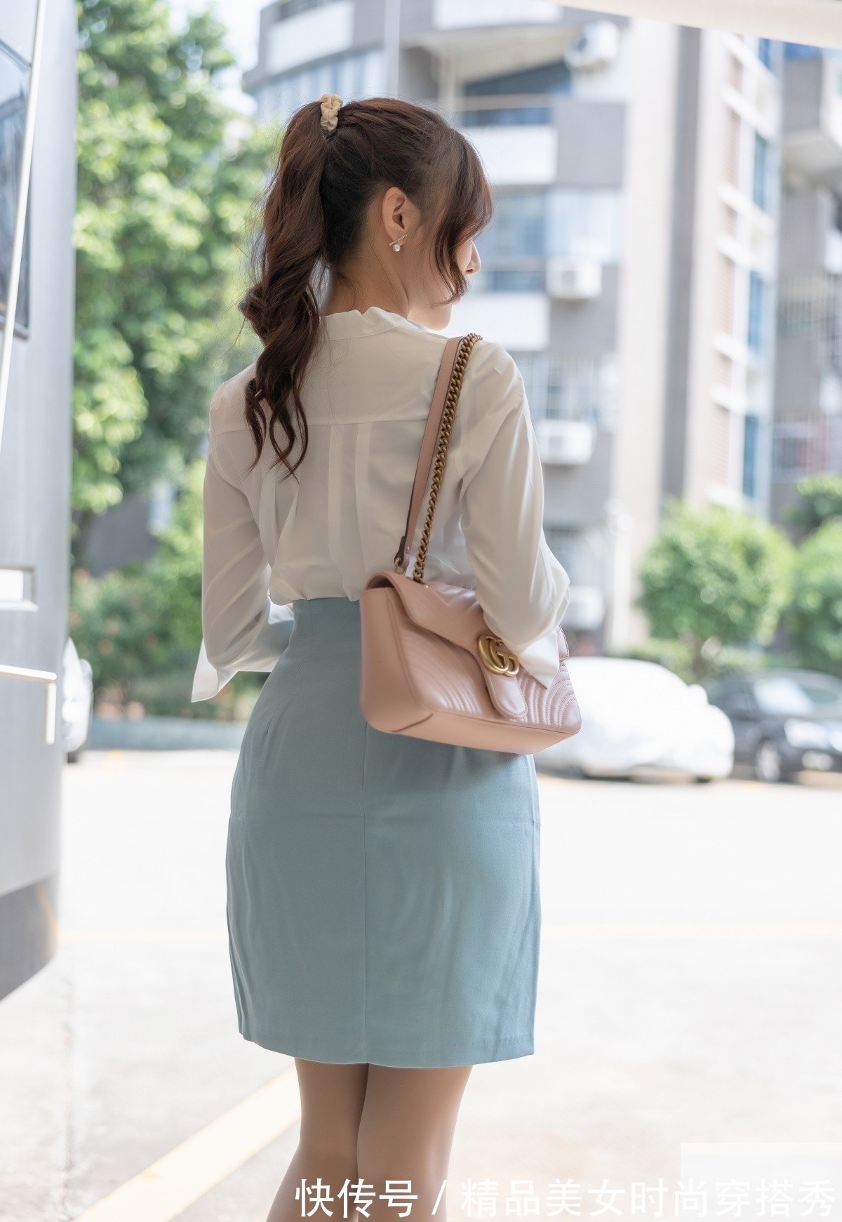 知性 知性又优雅的白色衬衫,下搭一条浅蓝色的高腰包臀裙,性感又迷人