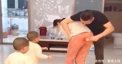 爸爸“家暴”妈妈，双胞胎的反应亮了，果然是亲生的
