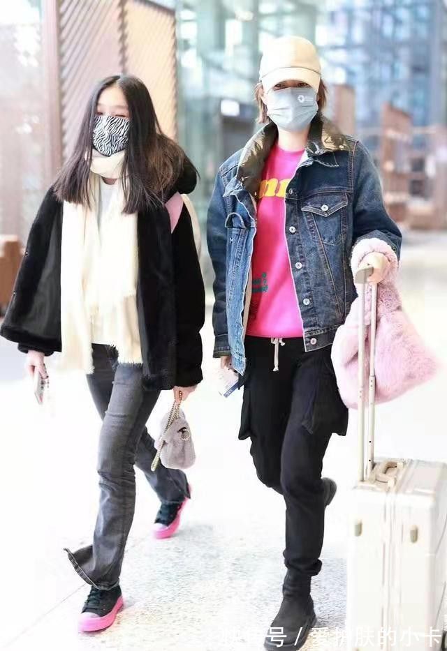 年龄感 马伊琍携13岁长女走机场，女儿穿皮草拎大牌包，比妈妈还时尚