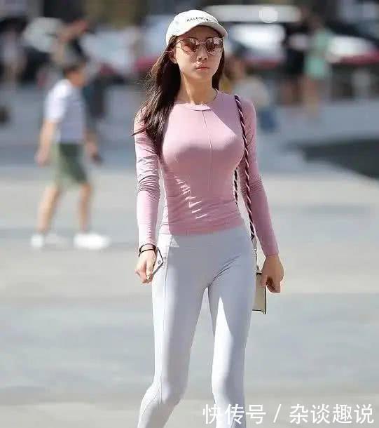紧身|打底裤能够展现出女性靓丽美好的视觉形象，穿搭身上轻松减龄与舒