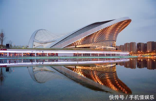 成都:露天音乐公园主场馆夜景迷人