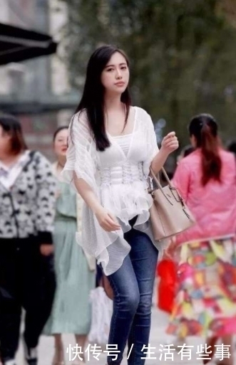 街拍|街拍：图三短发美女，性感迷人的黑色服装，超迷人