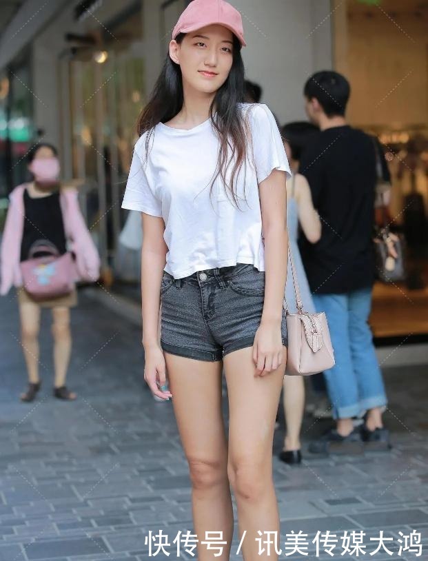 体恤|紧身牛仔短裤搭白色体恤,这样的搭配简约又高级,是个女孩都在穿