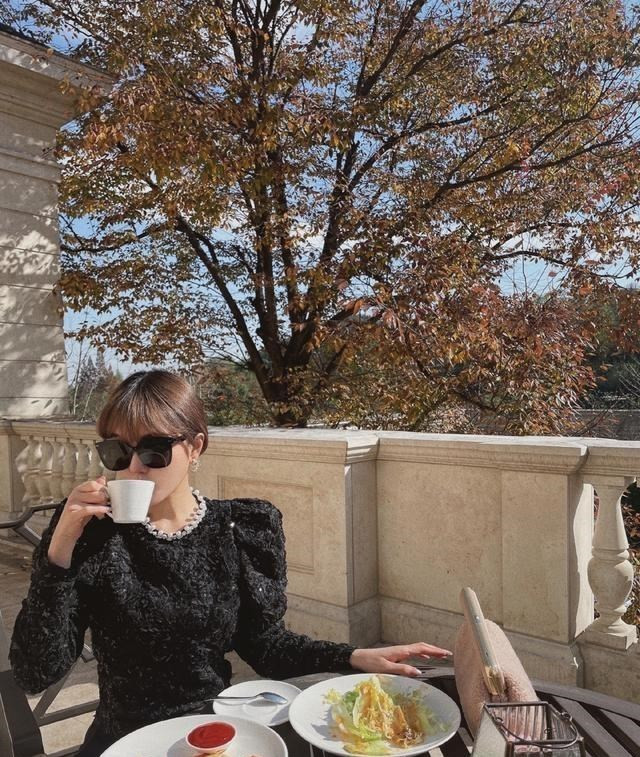 连衣裙|周扬青“名媛式”穿搭真迷人, 黑短裙风格减龄又显腿, 千金风好绝