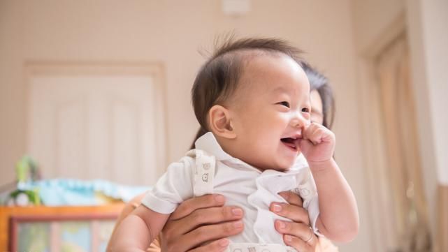 喂奶|宝妈回归岗位前,给娃囤母乳300斤!塞满冰箱给娃满满安全感