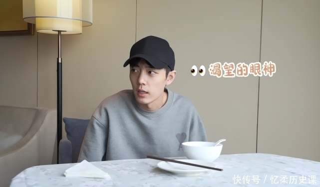 肖战素颜录制vlog,全程面带笑容瞄向左边,说到他时比偶像剧还甜