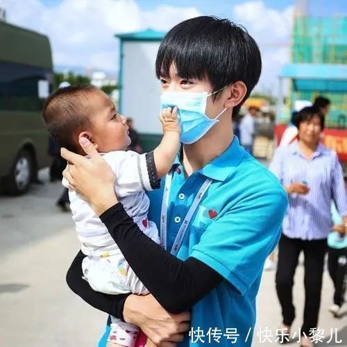 兄弟俩|为27岁儿子生弟弟,宝妈高龄生产引争议:等两年抱孙子不好吗?