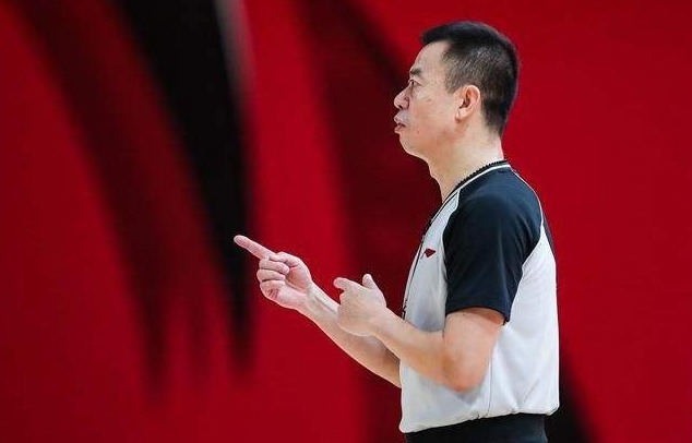 名哨|CBA名哨惹争议!汪梅连续出现关键错判,姚明为何不敢罚他?