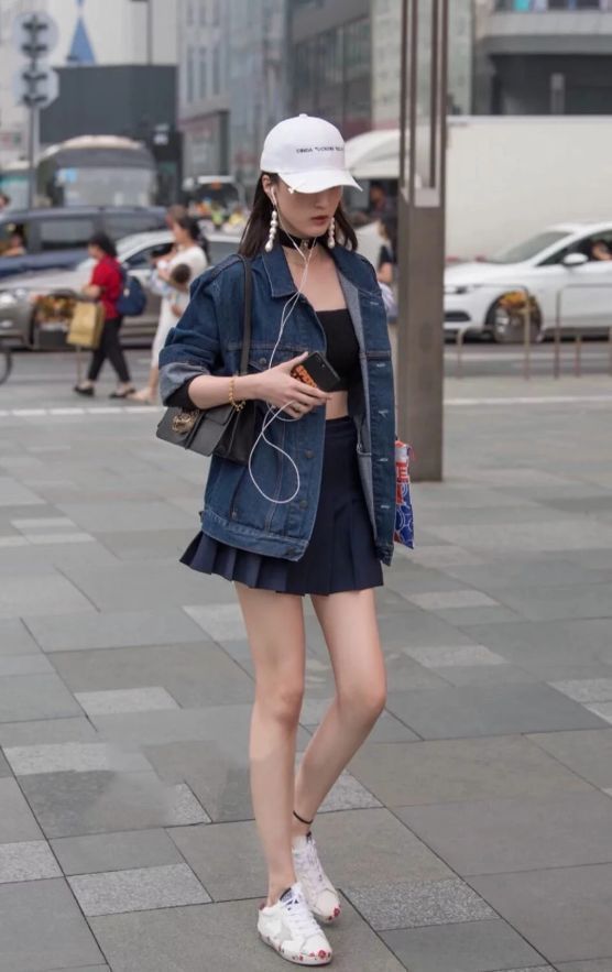 大长腿|街拍:身材高挑的美女,裙子搭配背心,简约大方又不失个性