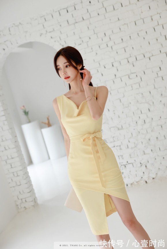 时尚|女神孙允珠高清时尚搭配:贝加莫璀璨晨曦仙韵淡黄礼裙
