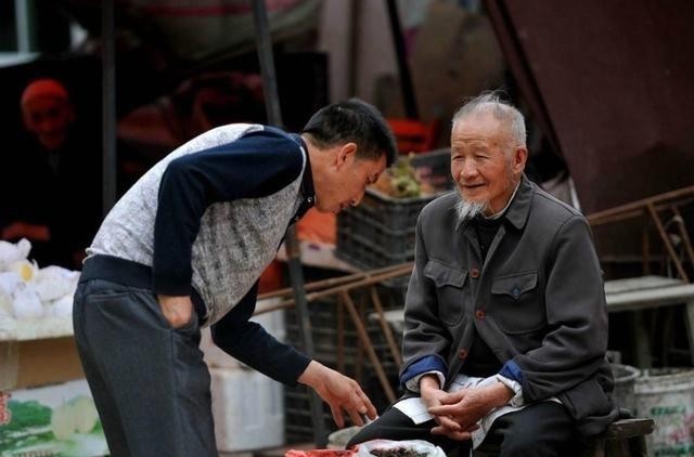 这话|农村俗语:老人向谁谁家穷,历史告诉我们,这话并不是无稽之谈