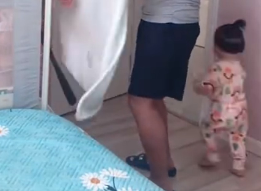 打掩护|亲爸带娃偷吃冰棍，为防止被妈妈抓包，“打掩护”的方式令人赞叹