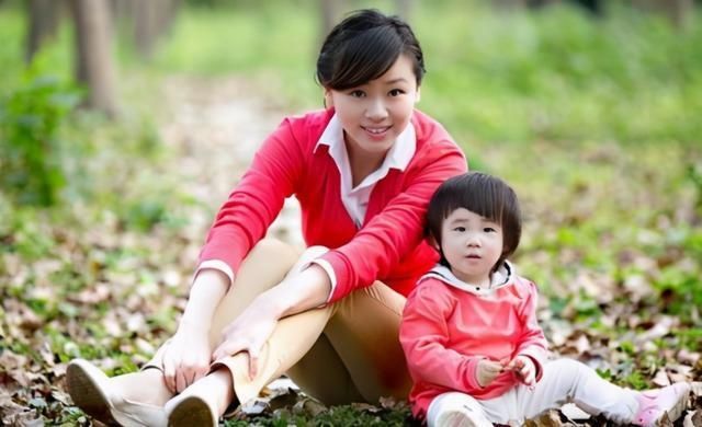 丢人|“穿成这样真的很丢人”，“睡衣妈妈”放学接娃被说邋遢，扎心了