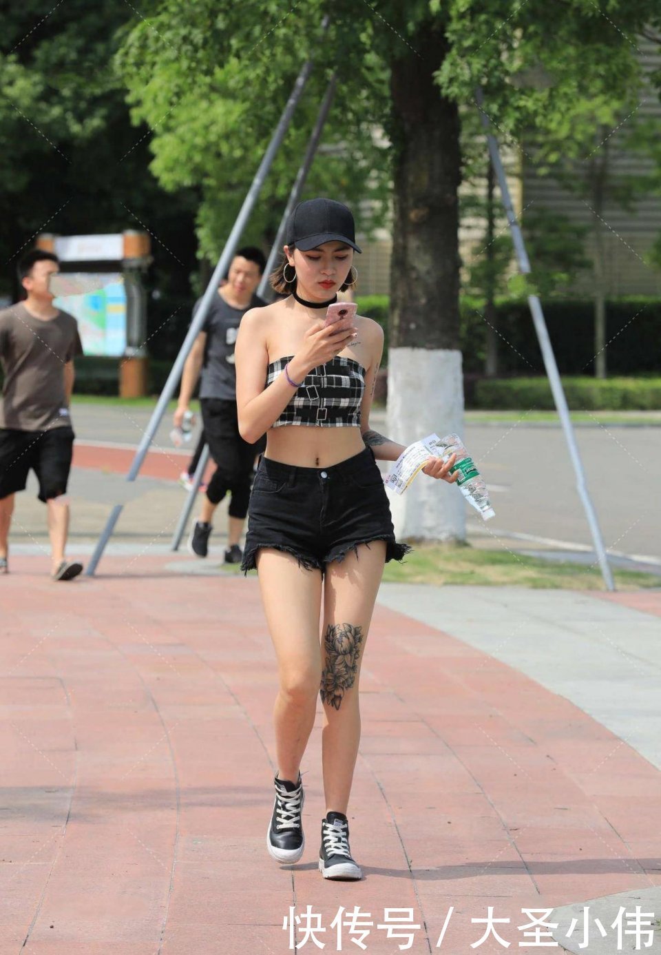 高帮鞋|美女街拍:气质美女颜值这么高,微微一笑是那么的动人,好想帮她买一杯奶茶