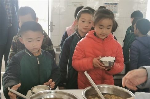 小学|三年来，泰安这所小学师生每天都能吃上热气腾腾的“免费午餐”