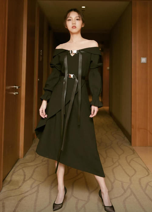 强东玥真是“元气少女”,白色露脐装配短款外套秀蛮腰,活力十足