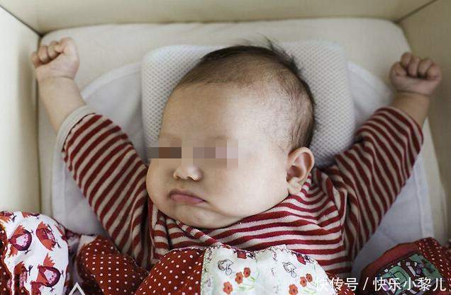 父母|为什么孩子睡着后,会摆出“投降”的姿势?原因其实很简单