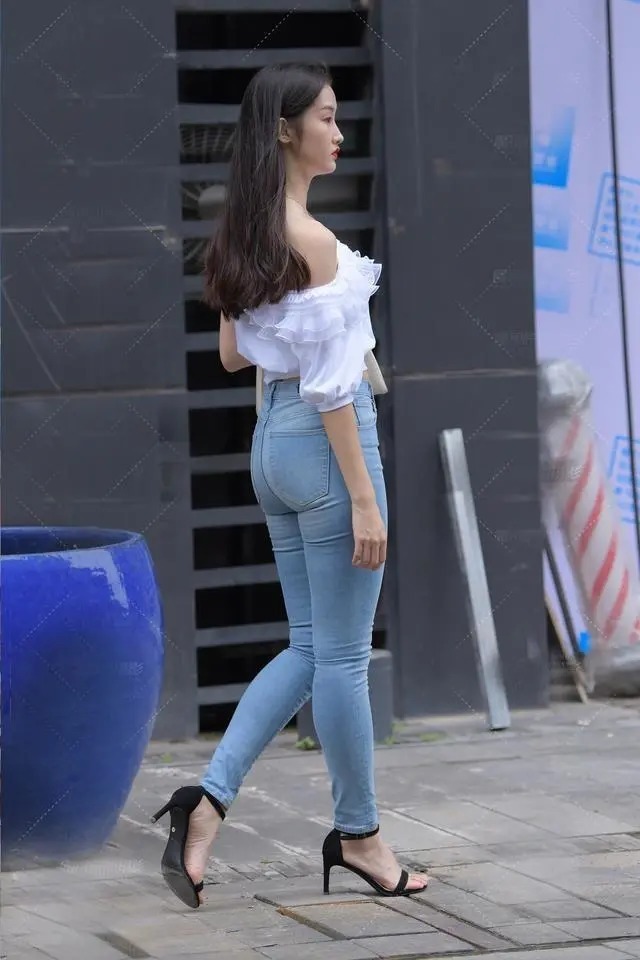 高跟鞋 紧身牛仔裤,简约的版型穿出优美的身形,简单大方又美丽休闲
