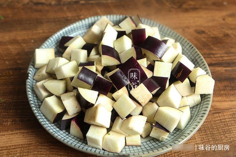 维生素p|炒茄子时，别直接下锅炒，多加这一步，茄子不油不发黑，下饭入味