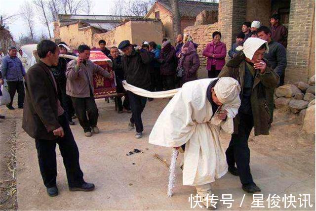老人$厚厚的寿衣到底有什么用老祖宗留下来的规矩,很多人年轻人不懂
