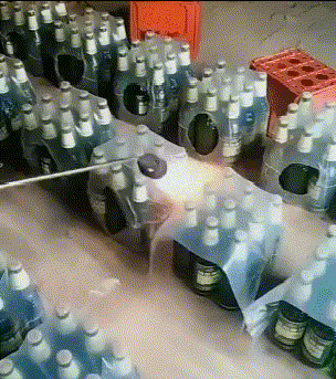 |搞笑GIF:大哥你这样拿蛋糕回去会不会被打