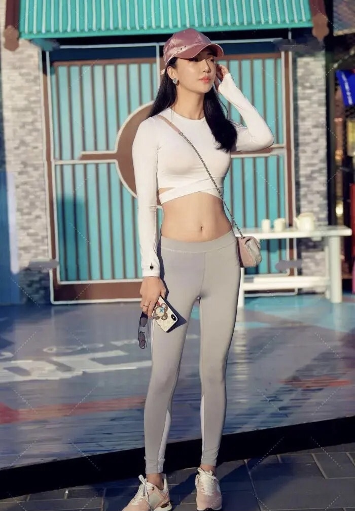 步金莲 纤腰盈一握,婉约步金莲,纯白T恤配修身运动裤的可爱甜美穿搭