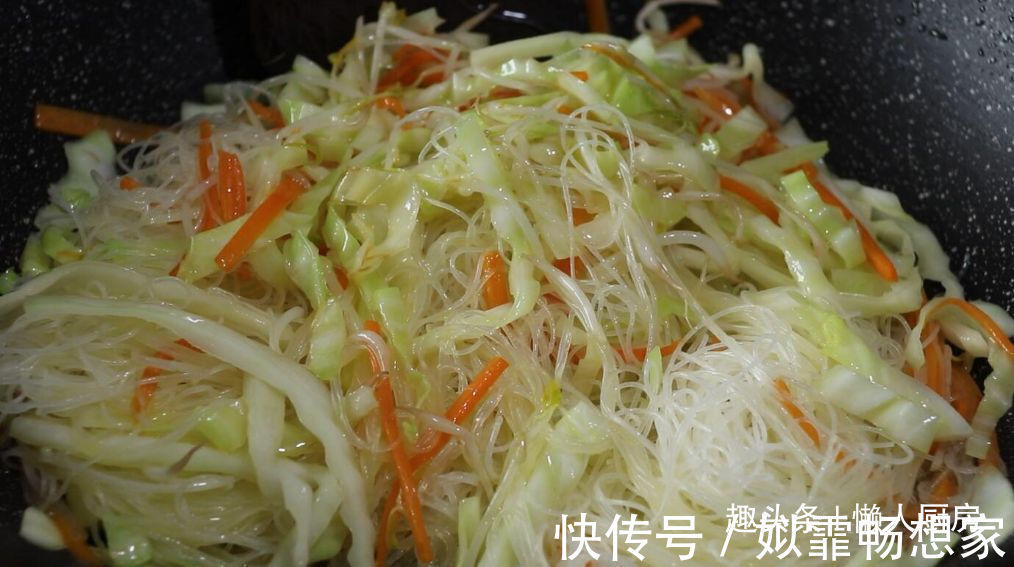 这是海鲜炒米粉的做法,加点它们一起炒,可做菜也可做主食